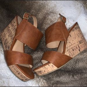 APT.9 Brown wedges
